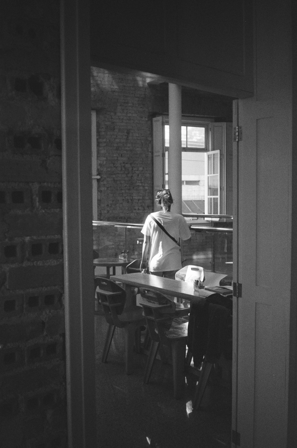 Black and white photo of Natasha at cine passeio street cinema